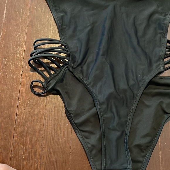 Women's Tobi Fine Line Strappy One Piece Swimsuit Large - Picture 4 of 15